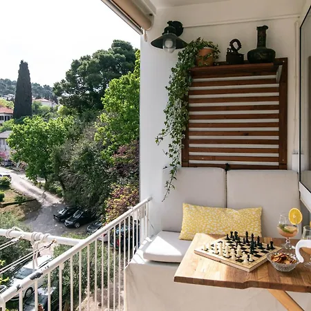 The Base - Bright 2br, Near Old Town, Walk To