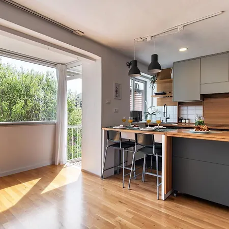 The Base - Bright 2br, Near Old Town, Walk To *