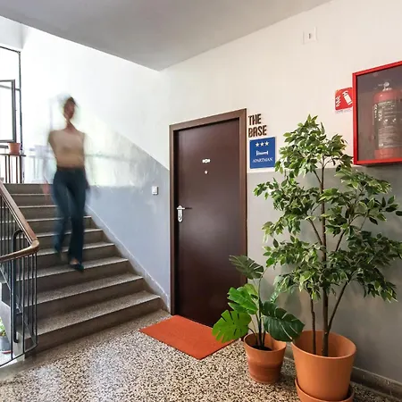 The Base - Bright 2br, Near Old Town, Walk To 아파트 *