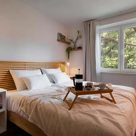 The Base - Bright 2br, Near Old Town, Walk To Apartment *