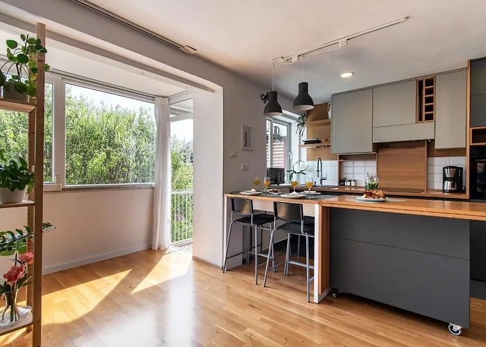 The Base - Bright 2br, Near Old Town, Walk To *