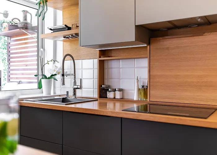 The Base - Bright 2br, Near Old Town, Walk To Апартаменты