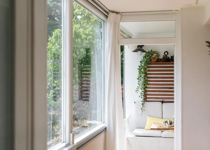 The Base - Bright 2br, Near Old Town, Walk To