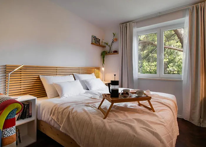 The Base - Bright 2br, Near Old Town, Walk To Апартаменты *