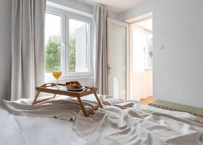 The Base - Bright 2br, Near Old Town, Walk To *