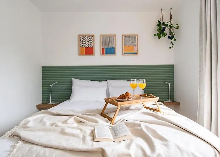 The Base - Bright 2br, Near Old Town, Walk To