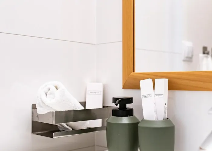 The Base - Bright 2br, Near Old Town, Walk To *