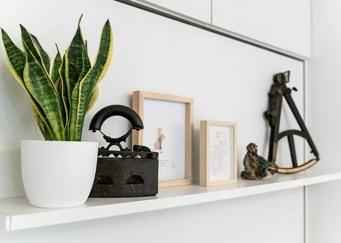 The Base - Bright 2br, Near Old Town, Walk To