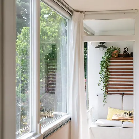 The Base - Bright 2br, Near Old Town, Walk To