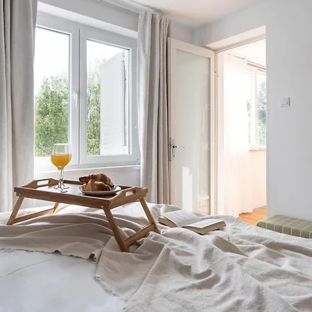 The Base - Bright 2br, Near Old Town, Walk To *