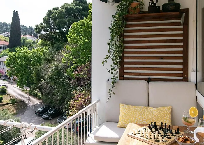 The Base - Bright 2br, Near Old Town, Walk To